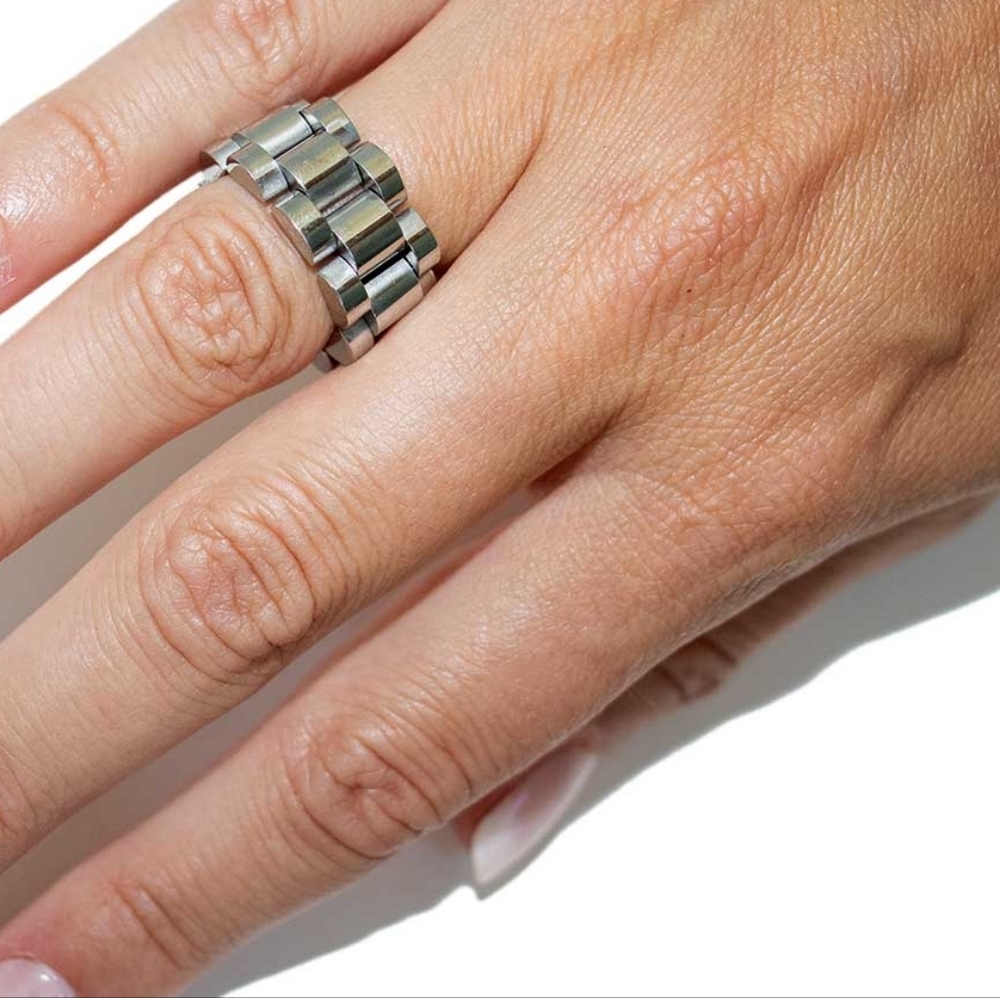 Elegant Silver Band Ring